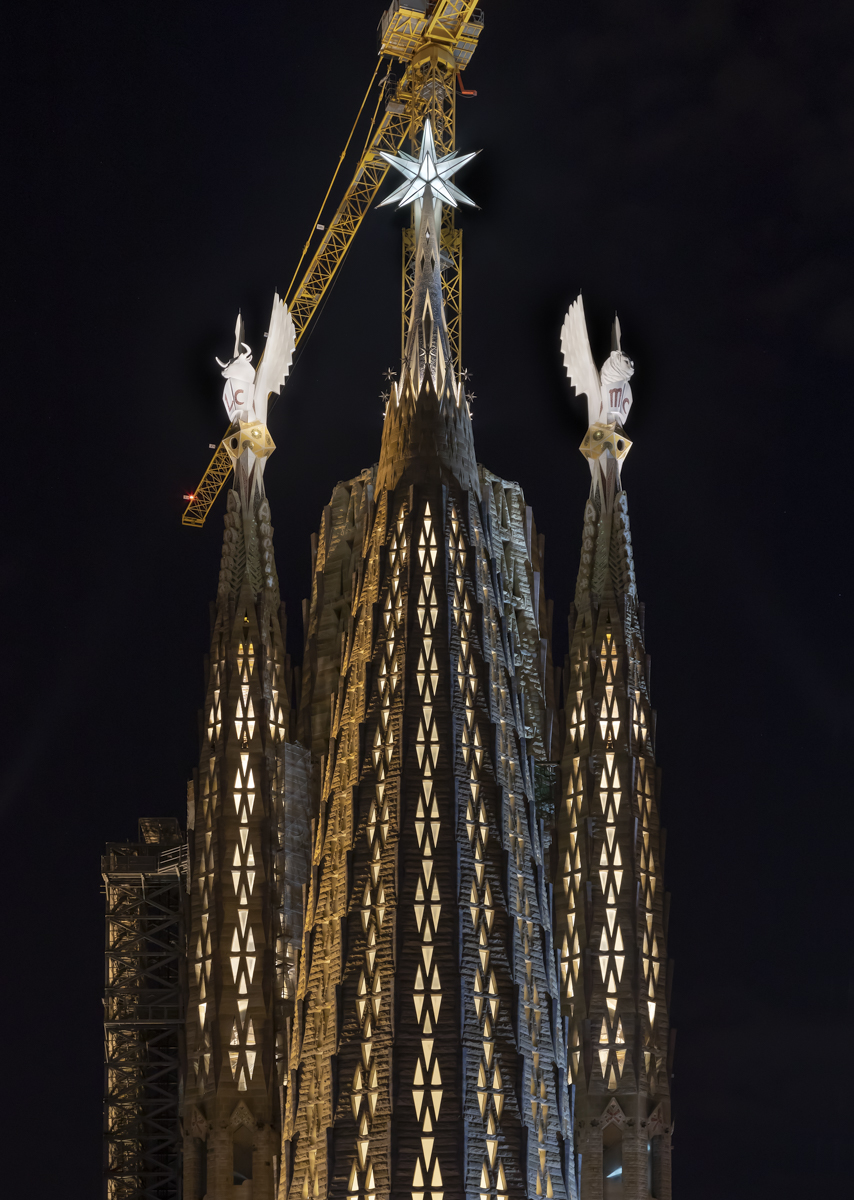 TWO EVANGELISTS TOWERS AT SAGRADA FAM LIA Licht Kunst Licht AG