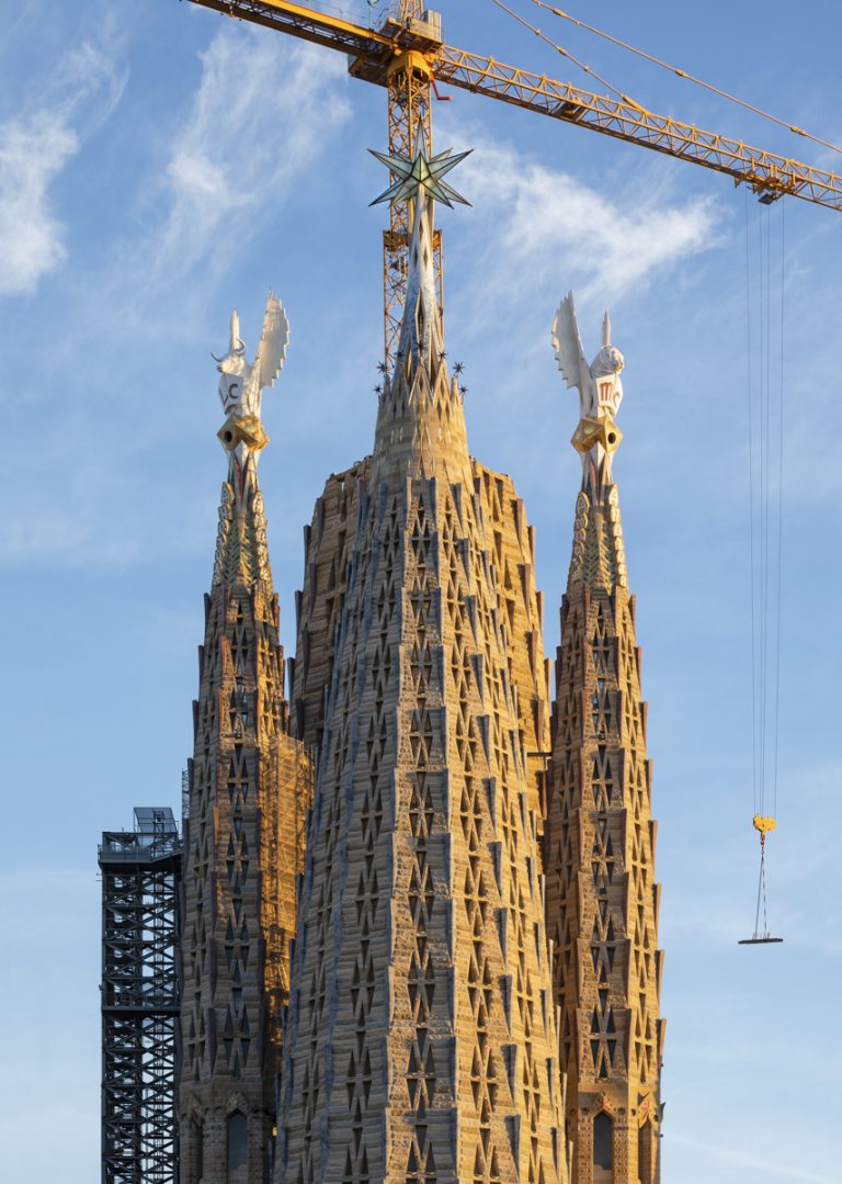 TWO EVANGELISTS TOWERS AT SAGRADA FAMÍLIA Licht Kunst Licht AG